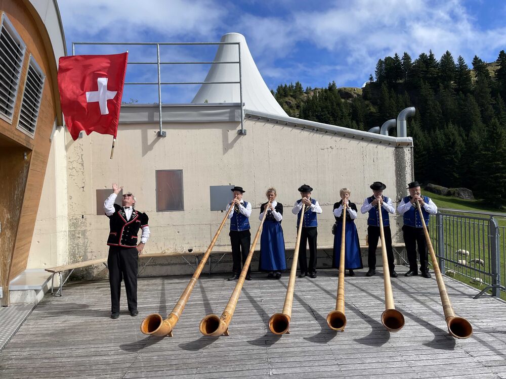 Alphornbläser-Gruppe mit Fahnenschwinger. (Foto: Peter Warthmann)